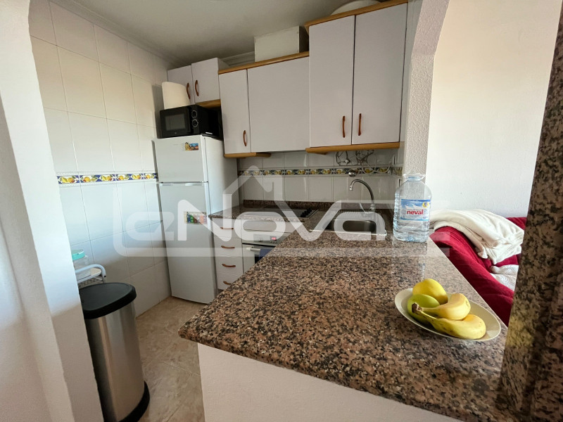Apartament z 2 sypialniami, basenem i tarasem z widokiem na słone jeziora w Torrevieja.. #1408