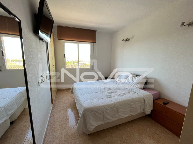 Lägenhet med 2 sovrum, pool och terrass med utsikt över saltsjöarna i Torrevieja.. #1408