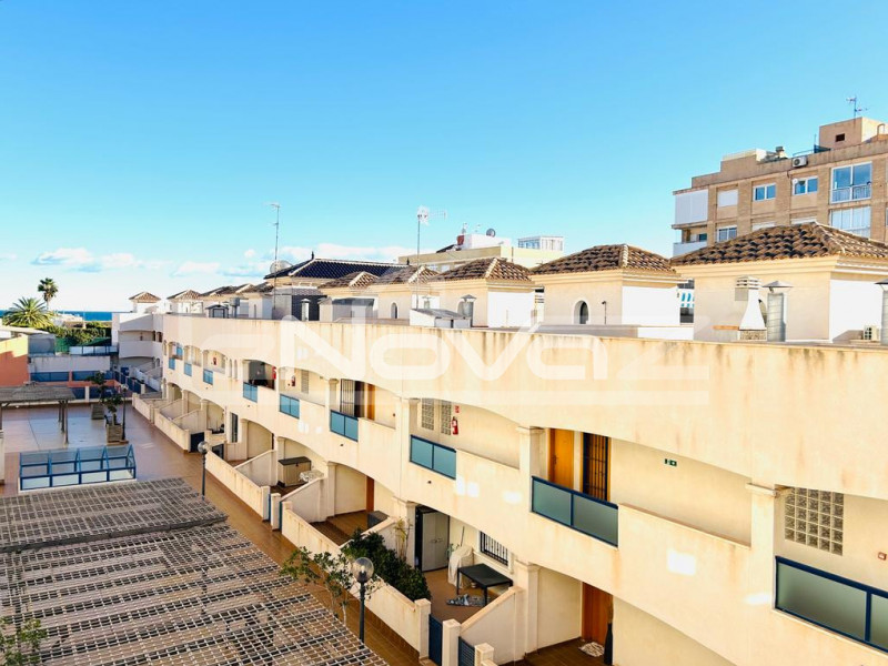 Апартаменты с 2 спальнями с террасой с боковым видом на море всего в 200 м от пляжа в La Zenia.. #1410