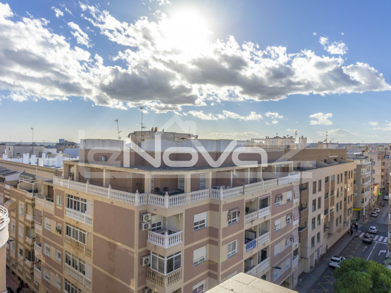 Fantastyczny odnowiony penthouse z 2 sypialniami, ogromnym tarasem i zadaszonym parkingiem w Torrevieja.. #1420