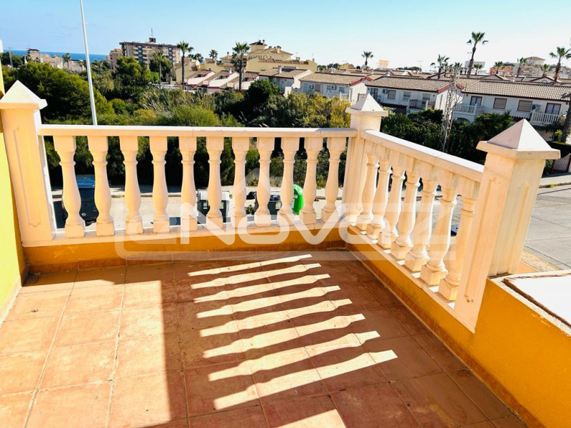 Cozy bungalow with 3 bedrooms 900 m from the beach in La Zenia.. #1429