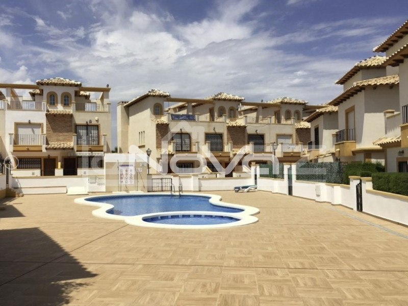 Niesamowity bungalow z 3 sypialniami, 2 łazienkami i zaledwie 350 m od plaży w Cabo Roig.. #1537