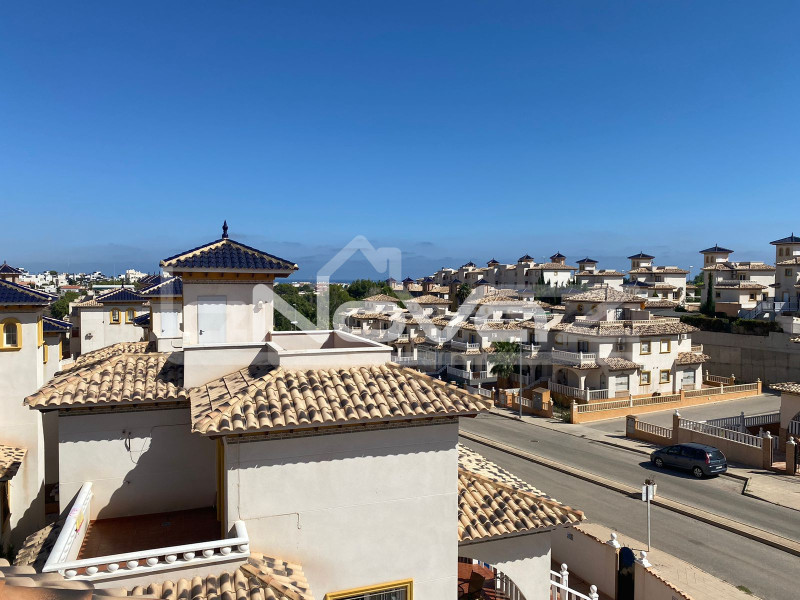 Hus med 3 sovrum och 2 badrum i Lomas de Cabo Roig. #1657