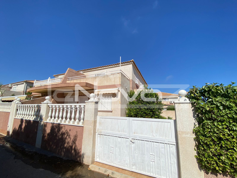 House with 3 bedrooms and 2 bathrooms in Cabo Roig. #1658
