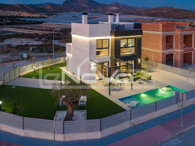 Villas avec terrain et piscine privée dans la pittoresque municipalité d'Alicante. #1730