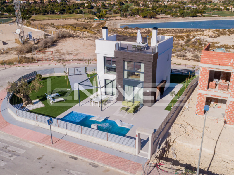 Villas with plot and private pool in the picturesque municipality of Alicante. #1730