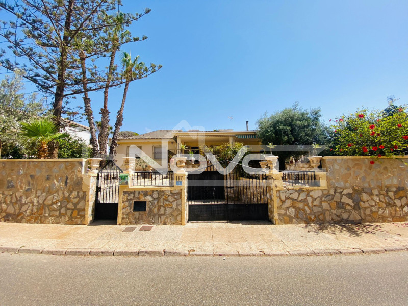 Villa with 800 m2 plot just a step away from the beach and all services.. #1865