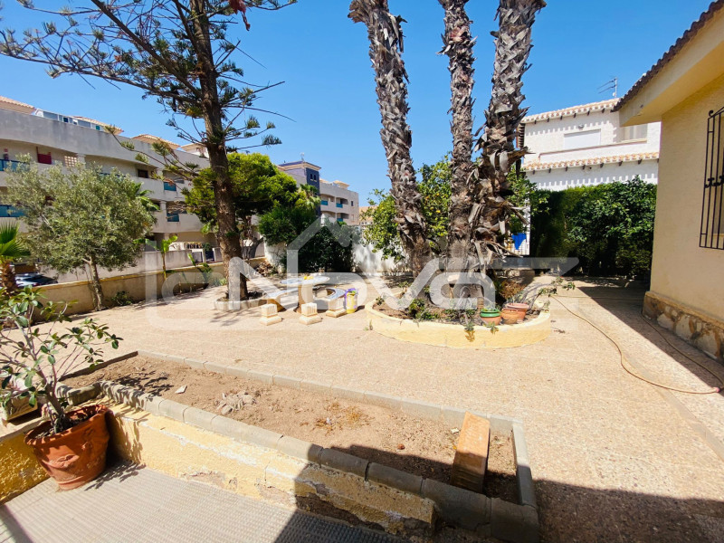 Villa with 800 m2 plot just a step away from the beach and all services.. #1865