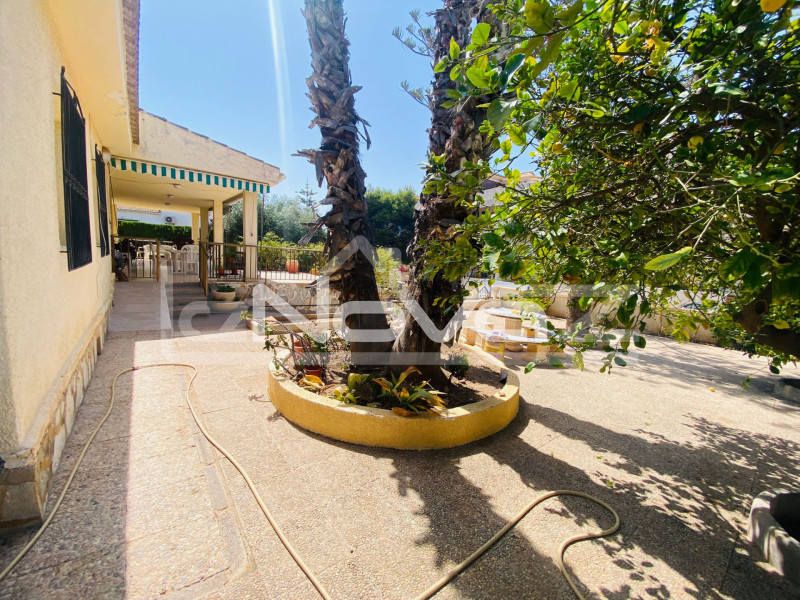 Villa with 800 m2 plot just a step away from the beach and all services.. #1865