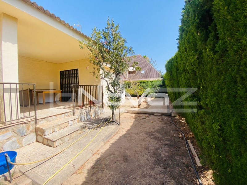 Villa with 800 m2 plot just a step away from the beach and all services.. #1865