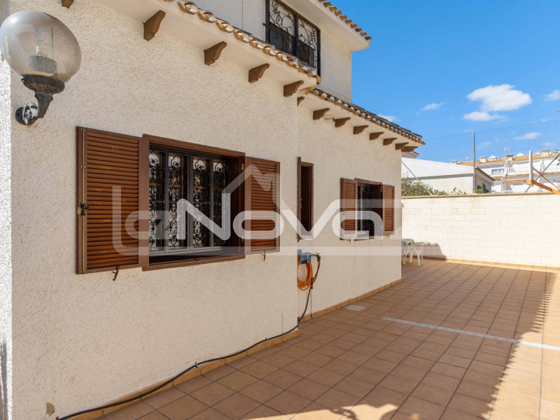 Detached villa a few steps from the beach in La Zenia, ready to move into.. #1866