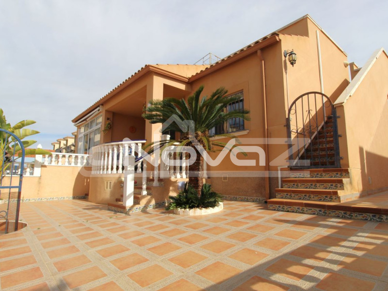 Hangulatos, 2 hálószobás sorház egy szinten, saját kerttel és napozóterasszal. #1939