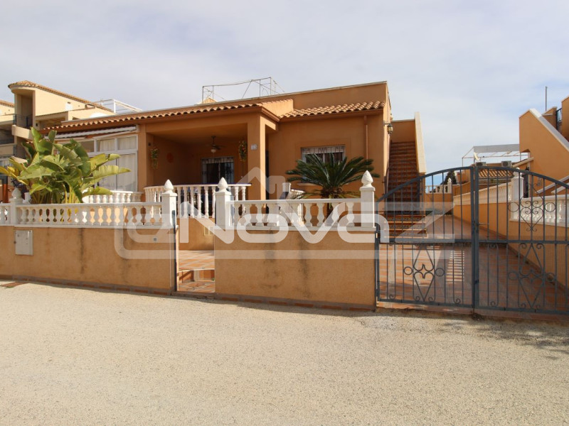 Hangulatos, 2 hálószobás sorház egy szinten, saját kerttel és napozóterasszal. #1939