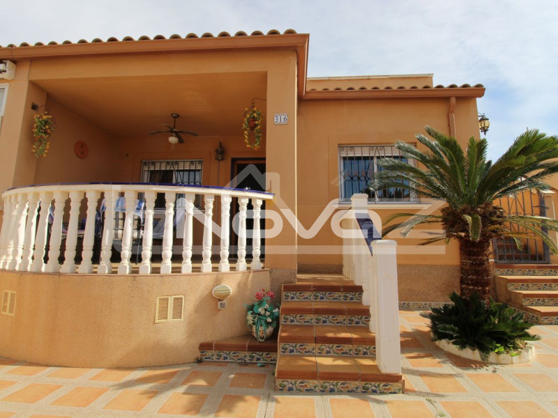 Hangulatos, 2 hálószobás sorház egy szinten, saját kerttel és napozóterasszal. #1939