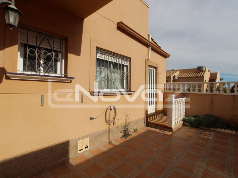 Hangulatos, 2 hálószobás sorház egy szinten, saját kerttel és napozóterasszal. #1939