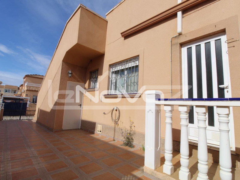 Hangulatos, 2 hálószobás sorház egy szinten, saját kerttel és napozóterasszal. #1939