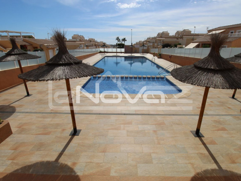 Hangulatos, 2 hálószobás sorház egy szinten, saját kerttel és napozóterasszal. #1939