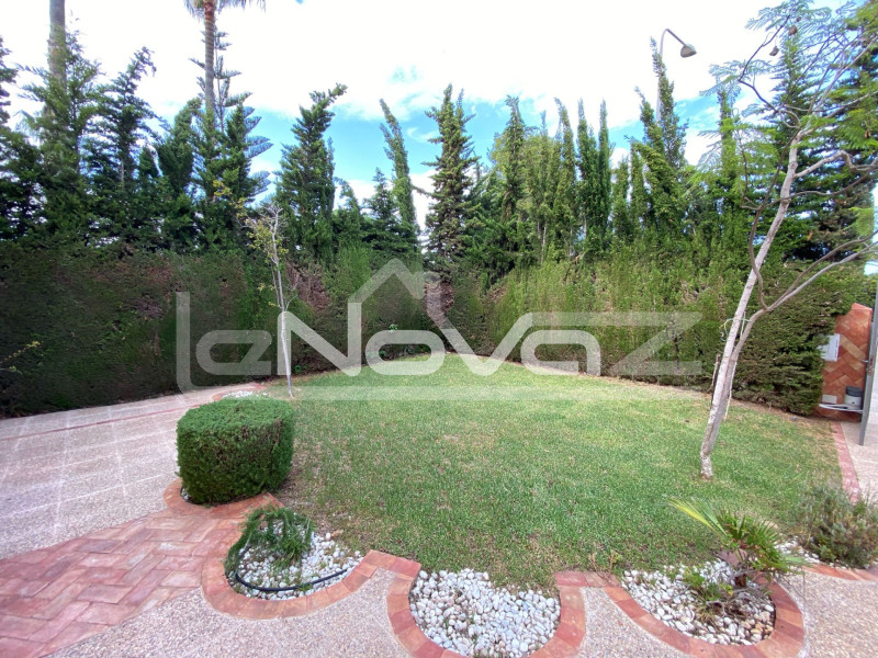 Elegante villa independiente de 5 dormitorios con piscina privada en Villamartín. #1959