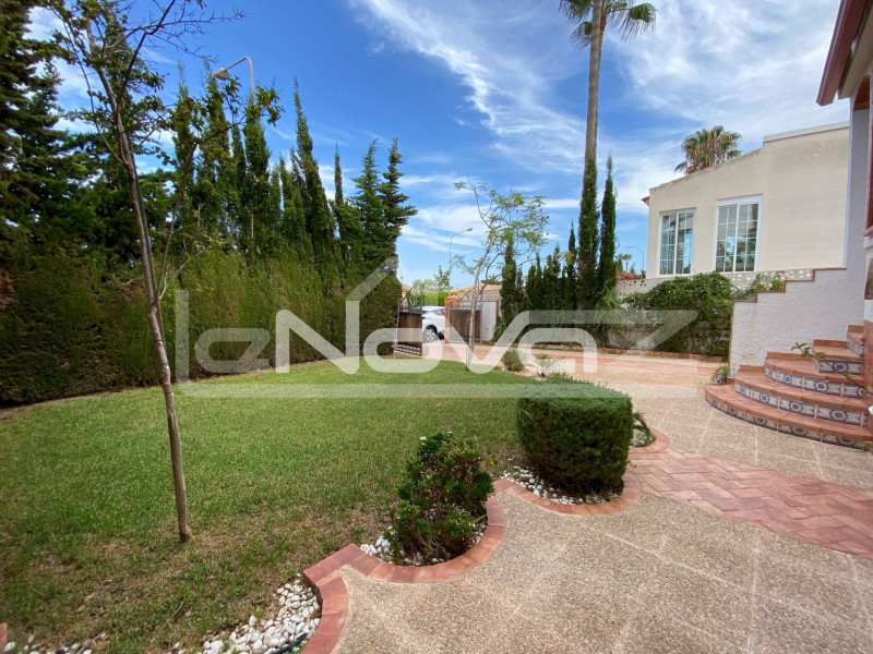 Elegante villa independiente de 5 dormitorios con piscina privada en Villamartín. #1959