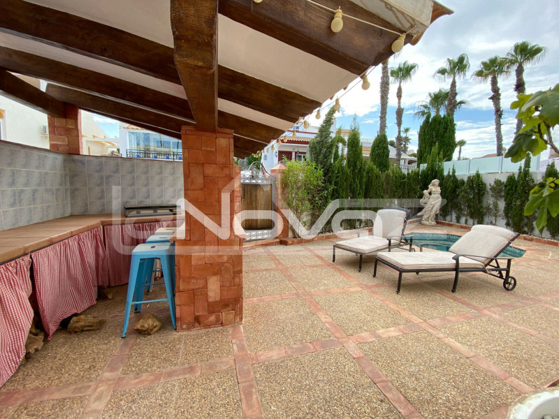 Elegante villa independiente de 5 dormitorios con piscina privada en Villamartín. #1959