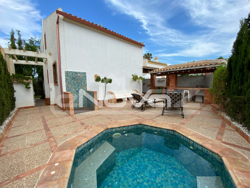 Elegante villa independiente de 5 dormitorios con piscina privada en Villamartín. #1959