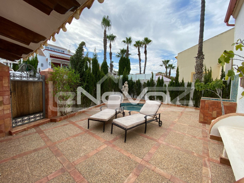 Elegante villa independiente de 5 dormitorios con piscina privada en Villamartín. #1959