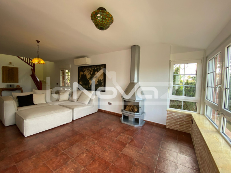 Elegante villa independiente de 5 dormitorios con piscina privada en Villamartín. #1959