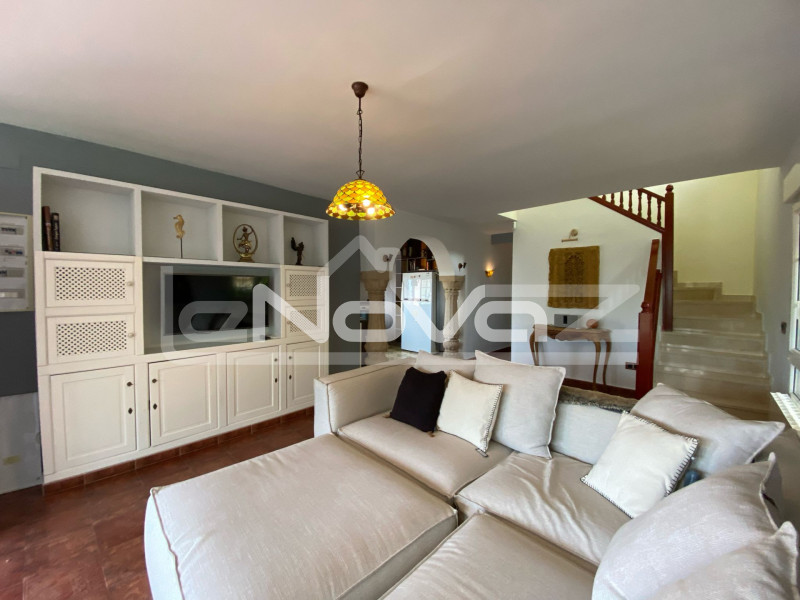 Elegante villa independiente de 5 dormitorios con piscina privada en Villamartín. #1959