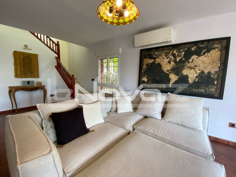 Elegante villa independiente de 5 dormitorios con piscina privada en Villamartín. #1959