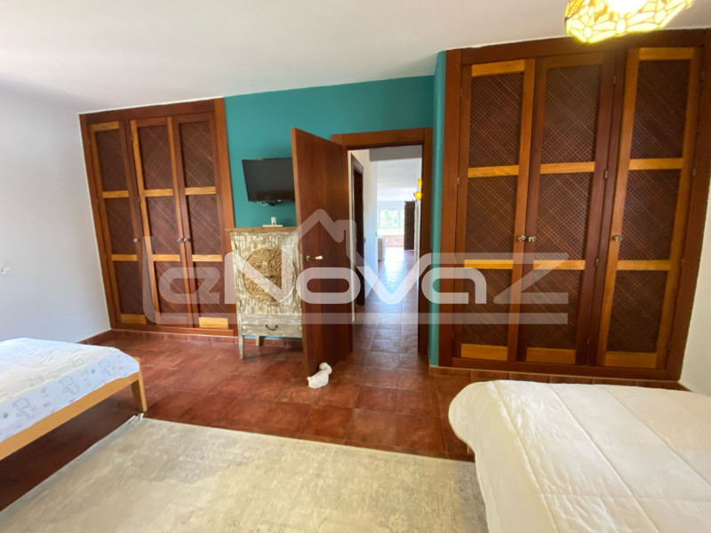 Elegante villa independiente de 5 dormitorios con piscina privada en Villamartín. #1959