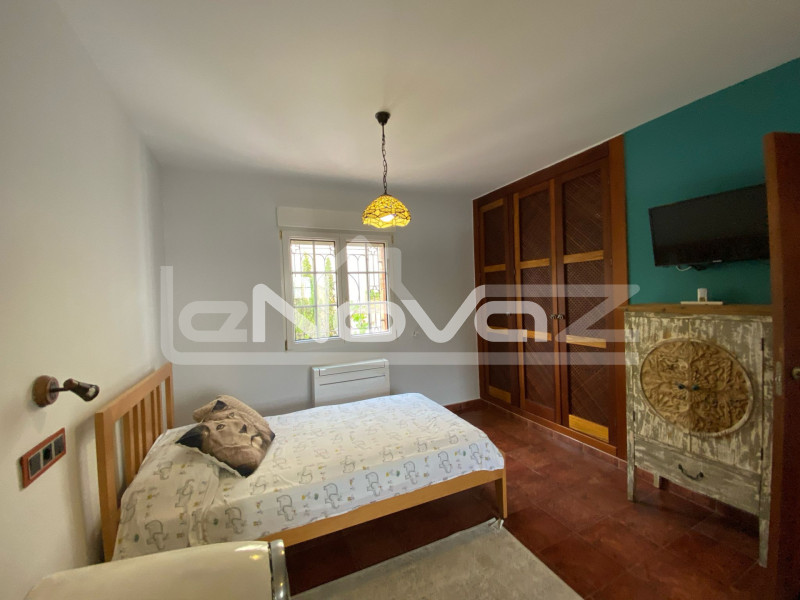 Elegante villa independiente de 5 dormitorios con piscina privada en Villamartín. #1959