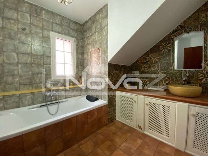 Elegante villa independiente de 5 dormitorios con piscina privada en Villamartín. #1959