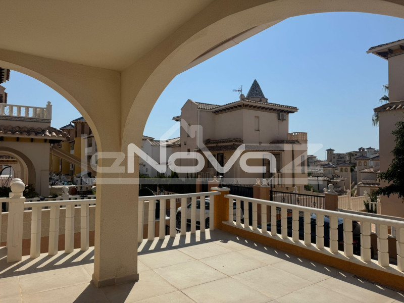 3-piętrowy bungalow z 3 sypialniami w Lomas de Cabo Roig. #2021