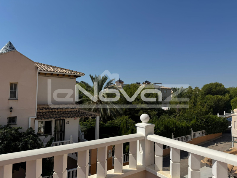 3-piętrowy bungalow z 3 sypialniami w Lomas de Cabo Roig. #2021