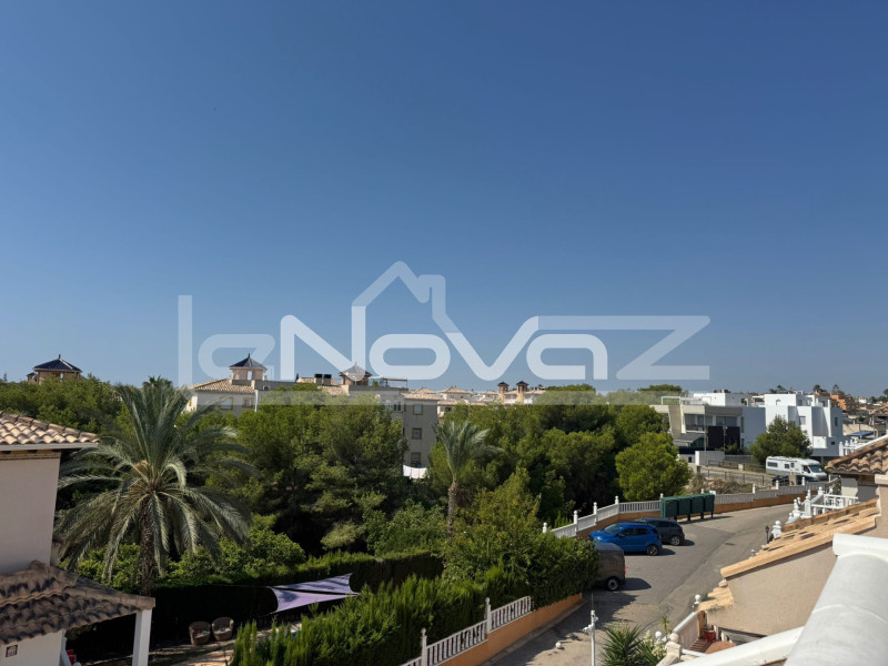 3-piętrowy bungalow z 3 sypialniami w Lomas de Cabo Roig. #2021