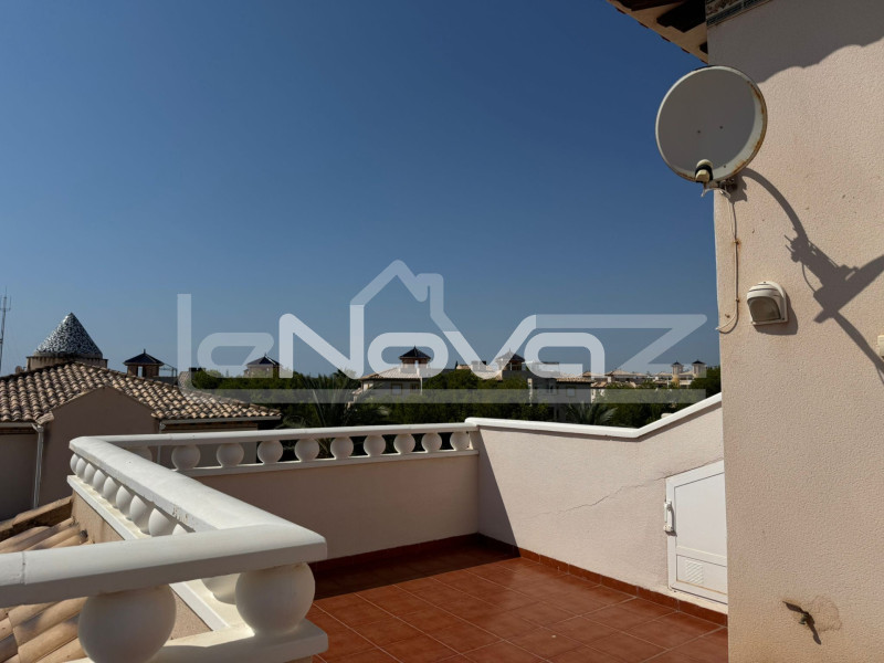 3-piętrowy bungalow z 3 sypialniami w Lomas de Cabo Roig. #2021