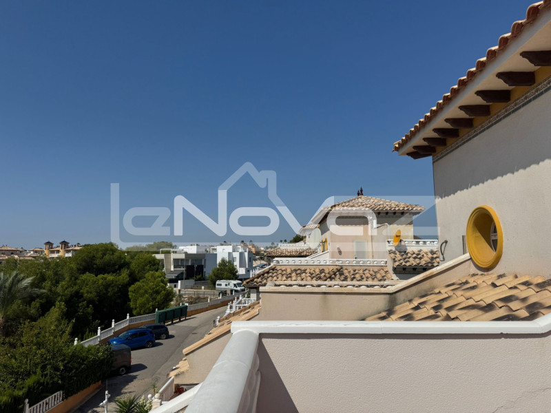 3-piętrowy bungalow z 3 sypialniami w Lomas de Cabo Roig. #2021