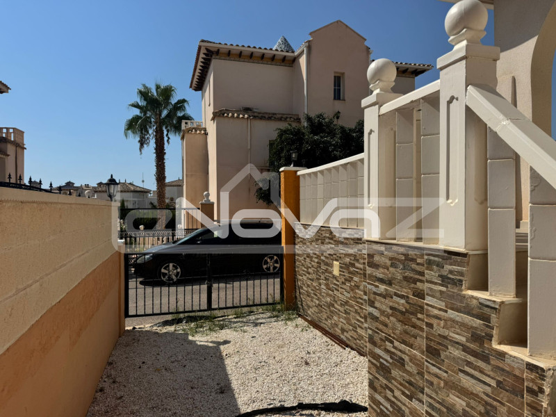 3-piętrowy bungalow z 3 sypialniami w Lomas de Cabo Roig. #2021