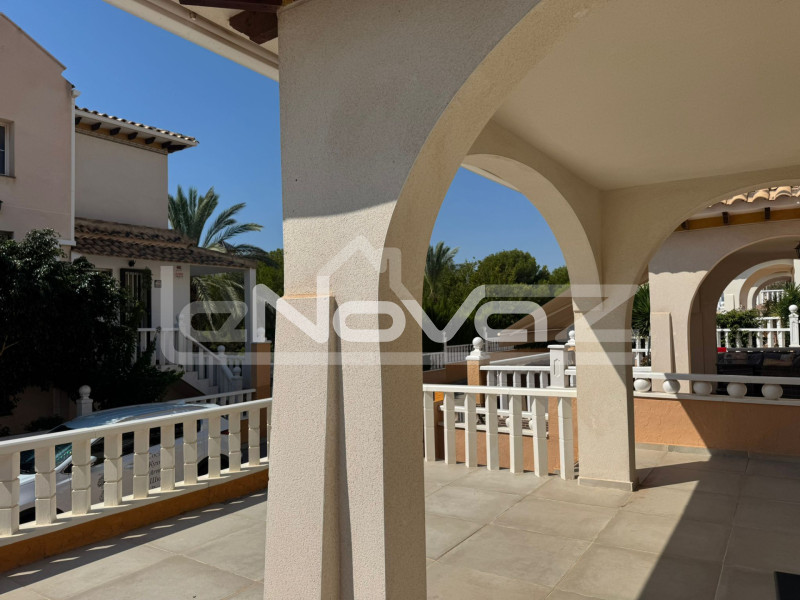 3-piętrowy bungalow z 3 sypialniami w Lomas de Cabo Roig. #2021