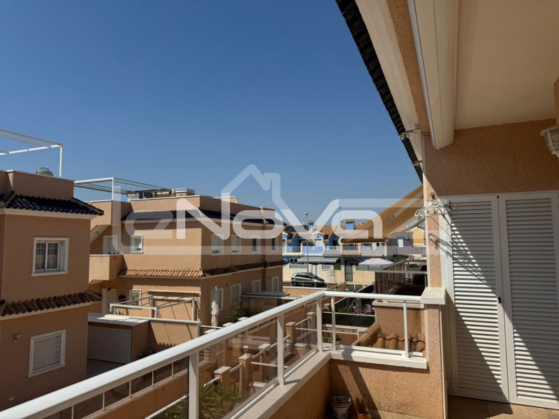 Kétszintes, két hálószobás bungaló Lomas de Cabo Roigban. #2022