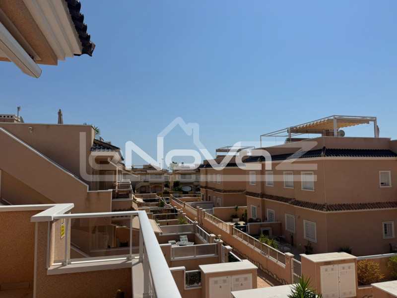 Kétszintes, két hálószobás bungaló Lomas de Cabo Roigban. #2022