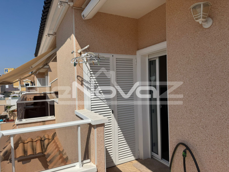 Kétszintes, két hálószobás bungaló Lomas de Cabo Roigban. #2022