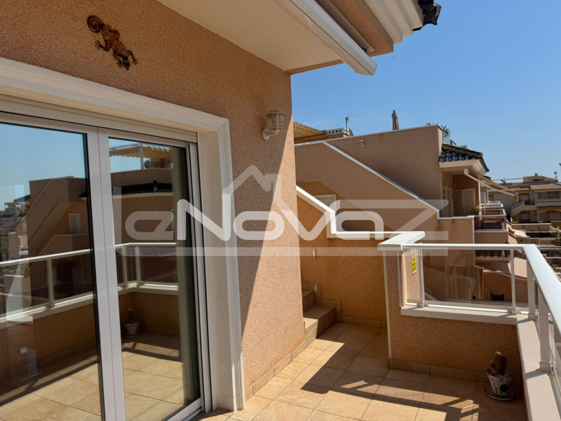 Kétszintes, két hálószobás bungaló Lomas de Cabo Roigban. #2022