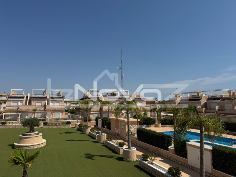 Kétszintes, két hálószobás bungaló Lomas de Cabo Roigban. #2022