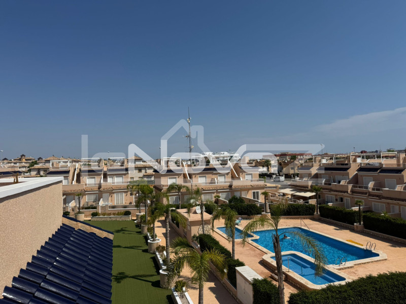 Kétszintes, két hálószobás bungaló Lomas de Cabo Roigban. #2022