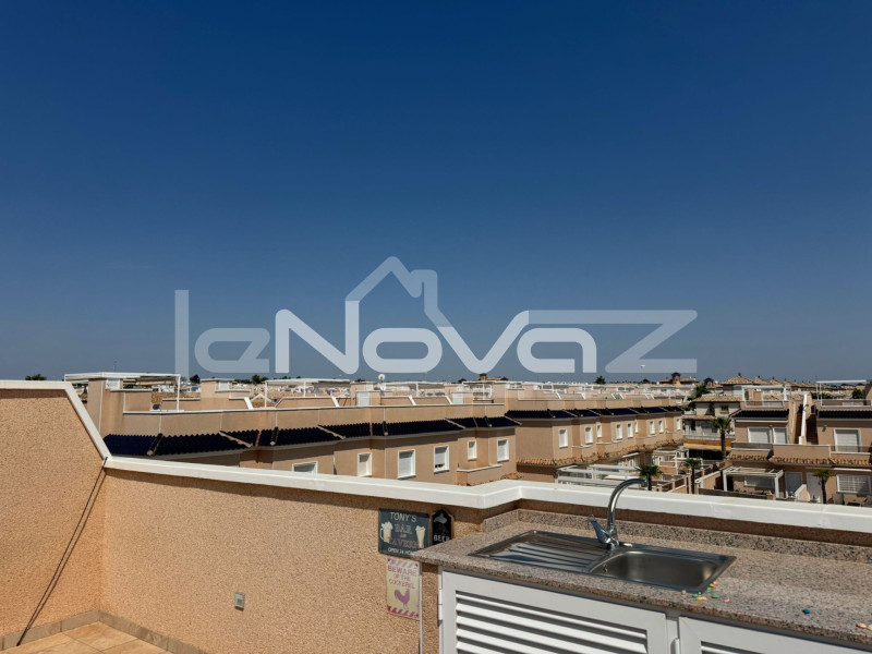 Kétszintes, két hálószobás bungaló Lomas de Cabo Roigban. #2022