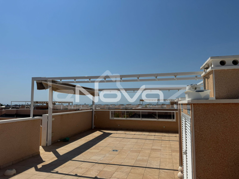 Kétszintes, két hálószobás bungaló Lomas de Cabo Roigban. #2022