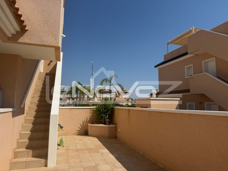 Kétszintes, két hálószobás bungaló Lomas de Cabo Roigban. #2022