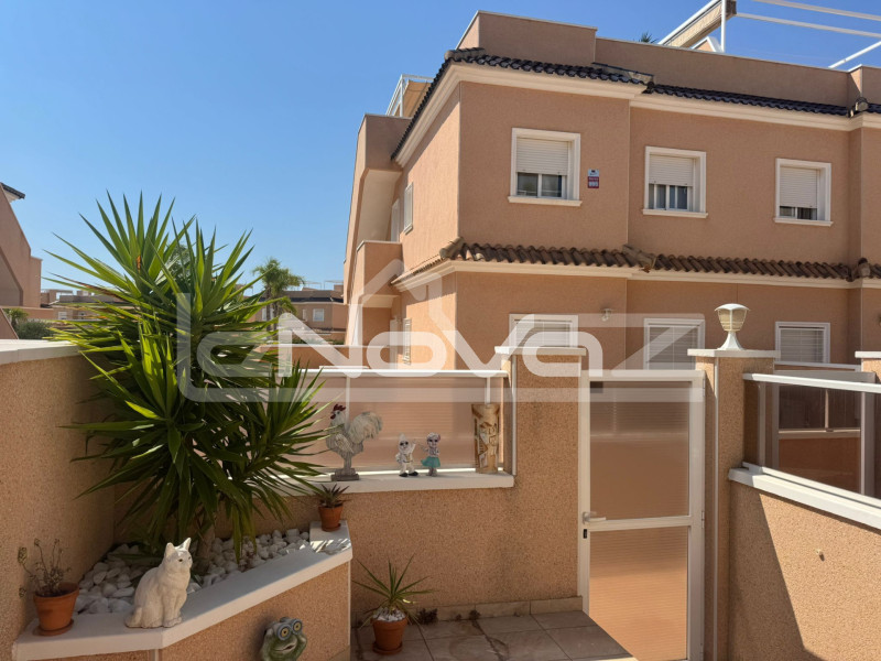 Kétszintes, két hálószobás bungaló Lomas de Cabo Roigban. #2022