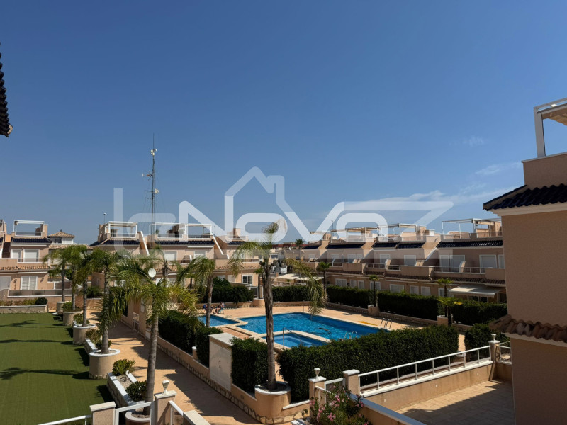 Kétszintes, két hálószobás bungaló Lomas de Cabo Roigban. #2022